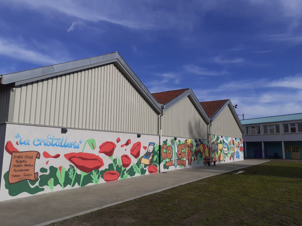 Fresque colorée sur le mur des bâtiments de la Cristallerie