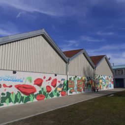 Fresque colorée sur le mur des bâtiments de la Cristallerie