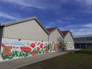 Fresque colorée sur le mur des bâtiments de la Cristallerie