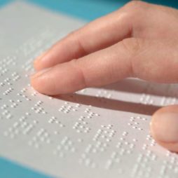 Main lisant un document en braille