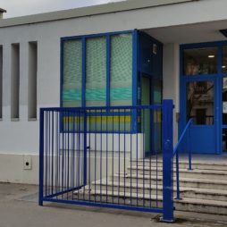 Photographie du bâtiment avec au milieu l'escalier vers la porte d'entrée du DITEP